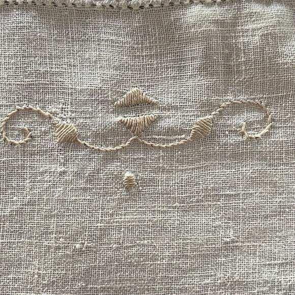 Beautiful Vtg table top doily cut out & lace.Handmade. Freshly washed/ironed - Picture 4 of 7